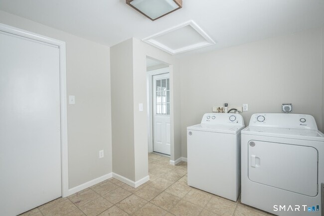 Building Photo - 426 Main St