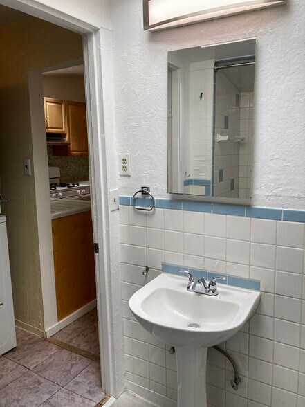 vintage pedestal sink - 436 Anderson St