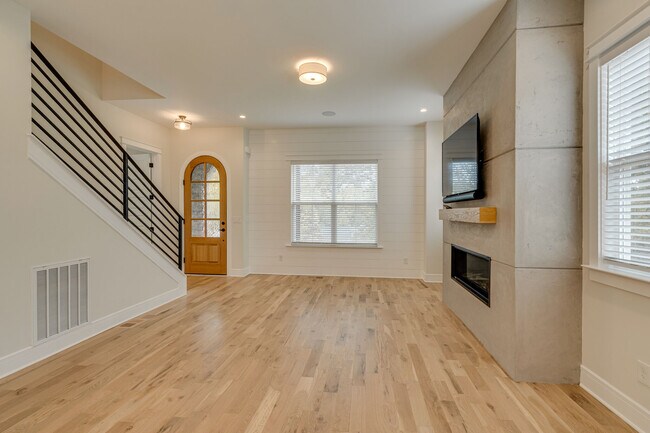 Building Photo - 811 Kirkwood Ave