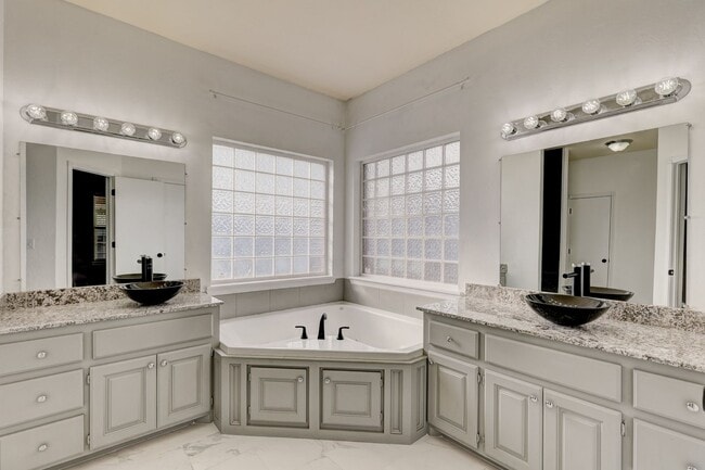 Building Photo - 1605 Silver Oak Dr