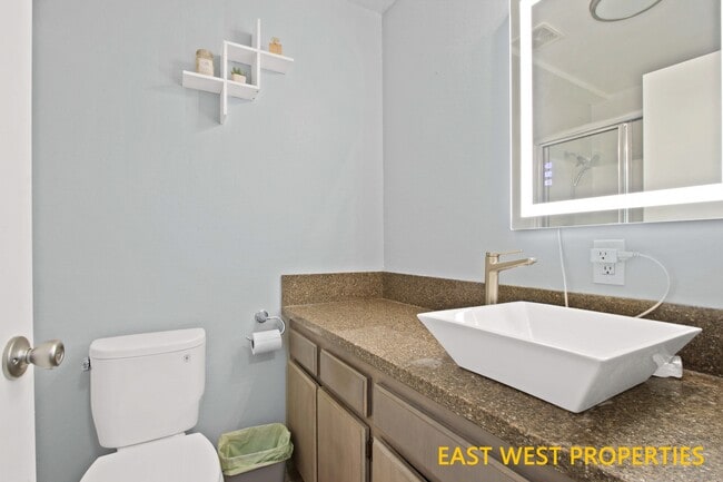 Building Photo - 1430 S Point View St
