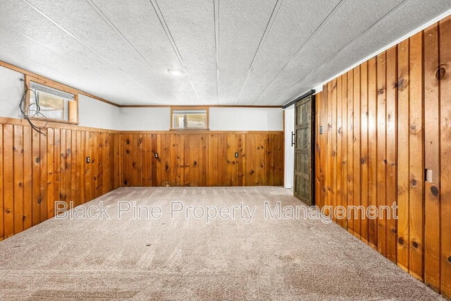 Building Photo - 910 W Orchard Ave