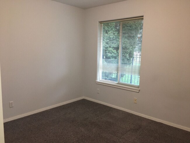 Building Photo - 733/739 Stephens Dr
