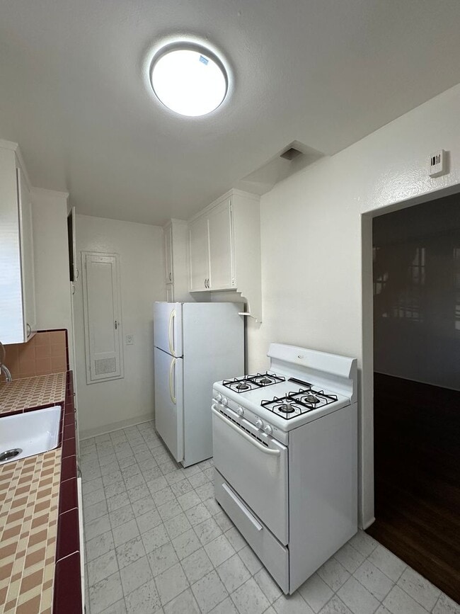 Building Photo - 505 W Maple St