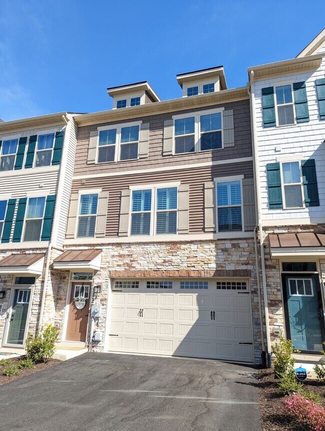 Building Photo - Gorgeous Newer Construction Home (2022) in...