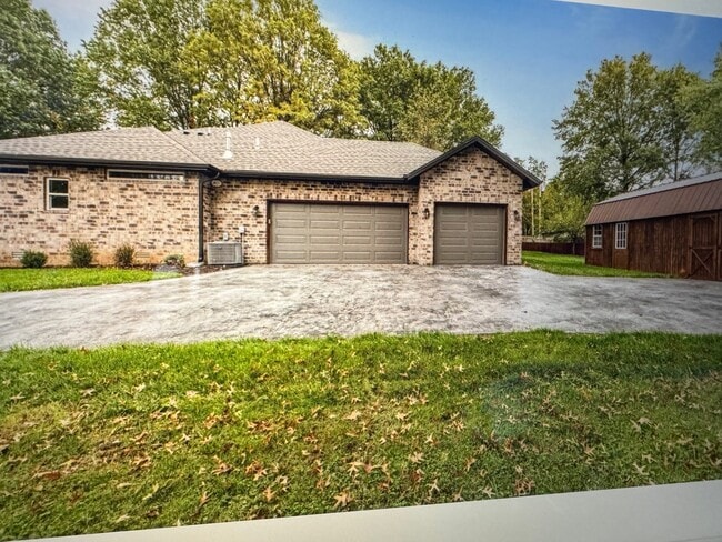 Building Photo - 104 W Aven Ave