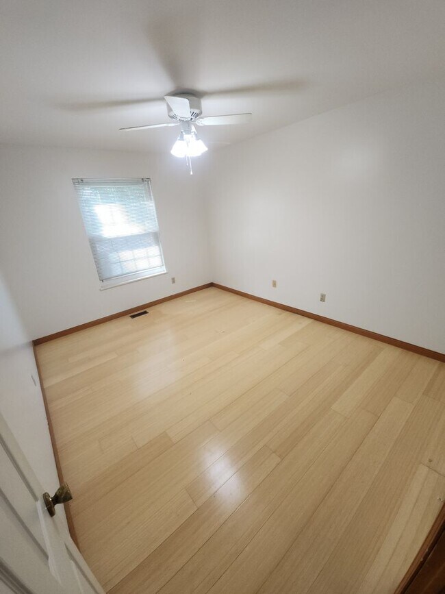 Building Photo - Spacious Home in Ladue Schools
