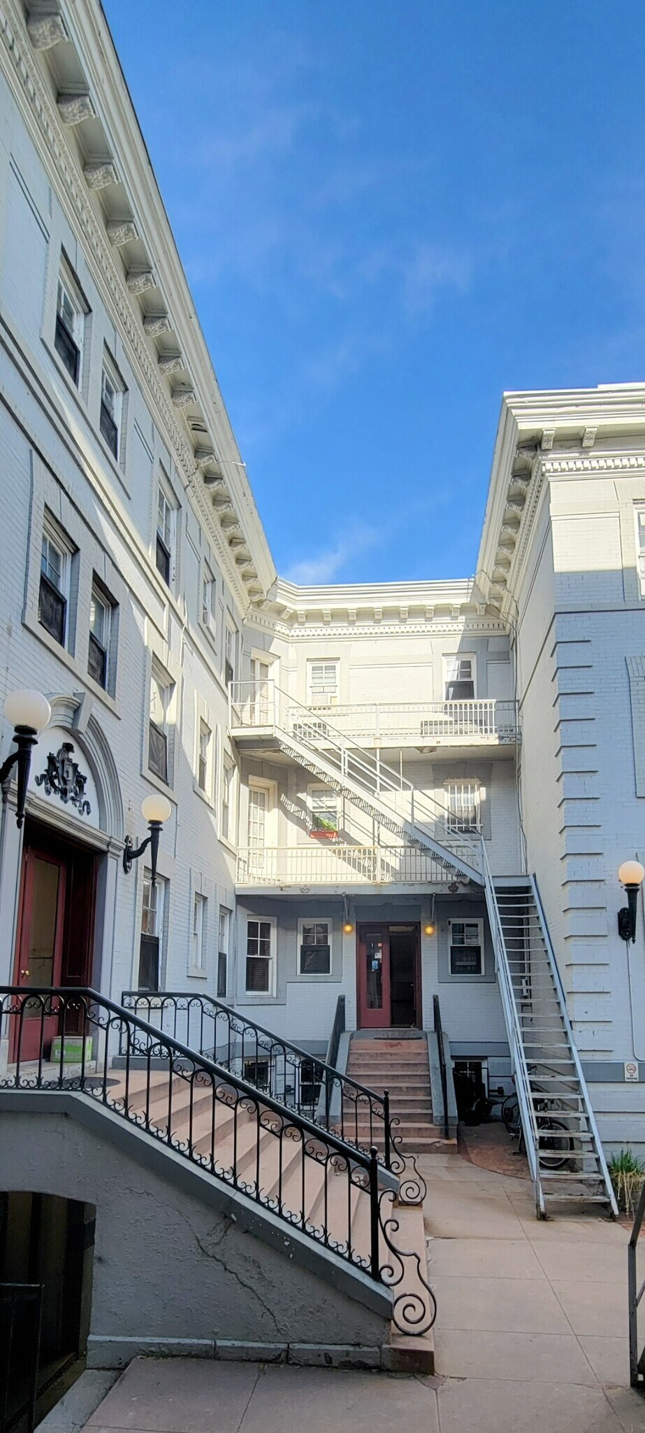 Building Photo - 215 E 11th Ave