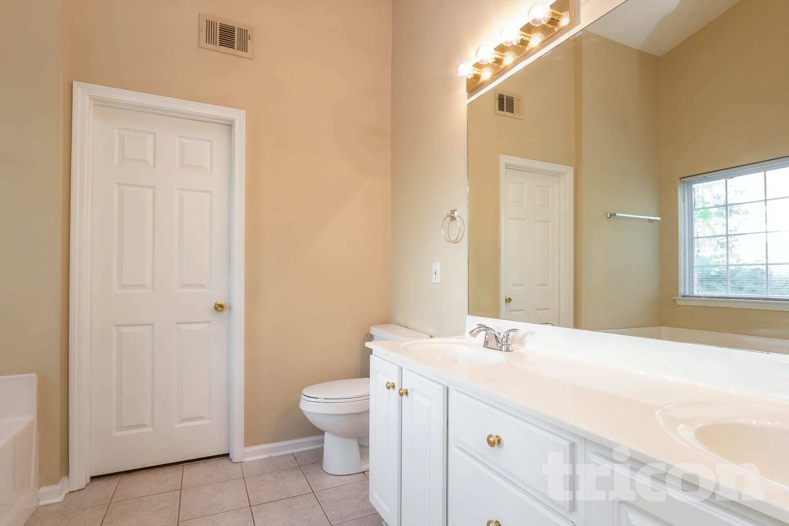 Building Photo - 425 Crested View Dr