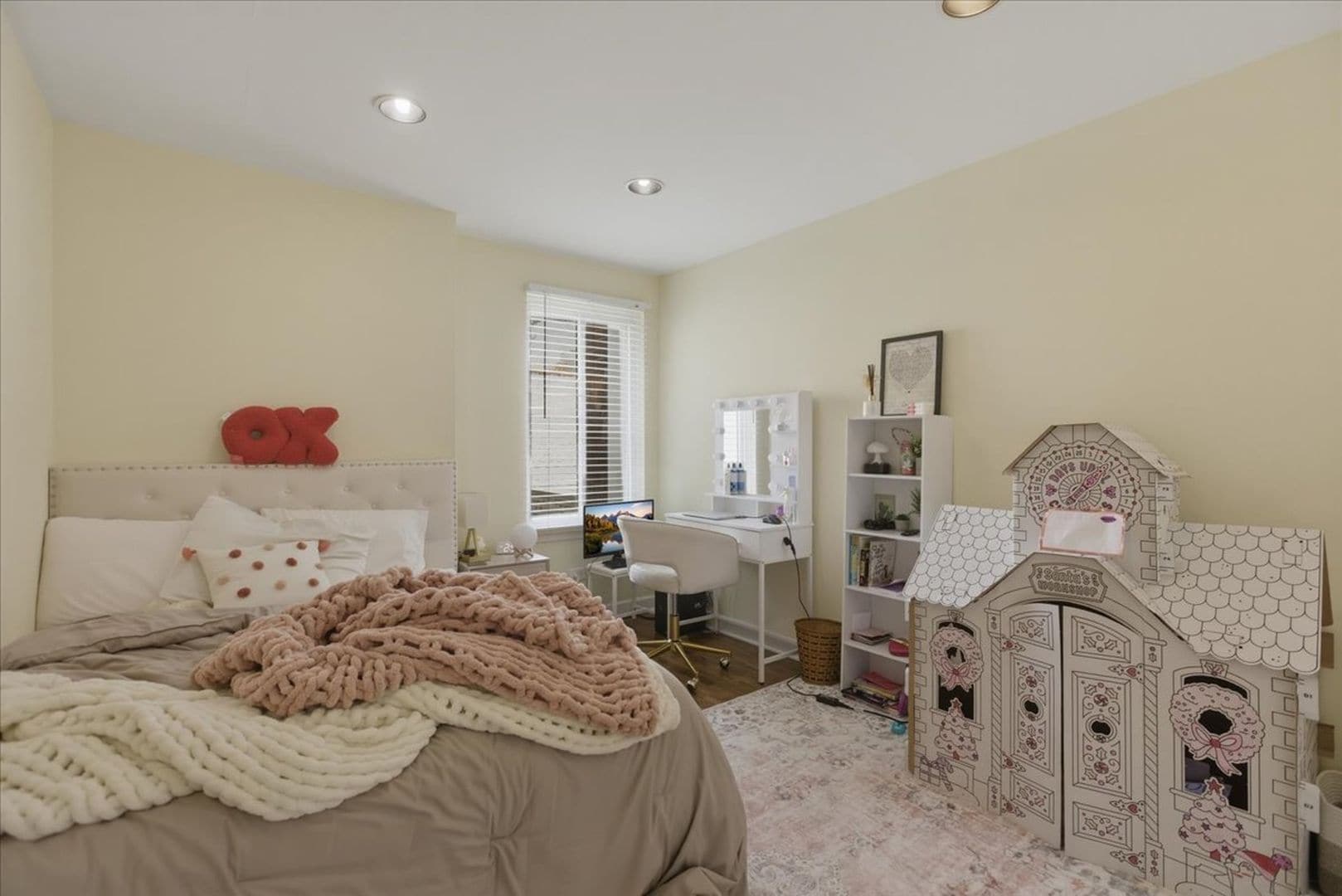 Building Photo - 1631 W Belle Plaine Ave