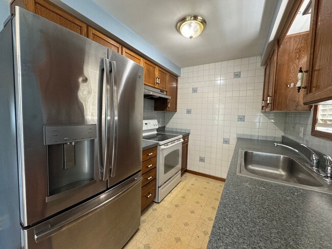 Building Photo - Woburn Townhouse| 2 Bed 1.5 Bath| Availabl...