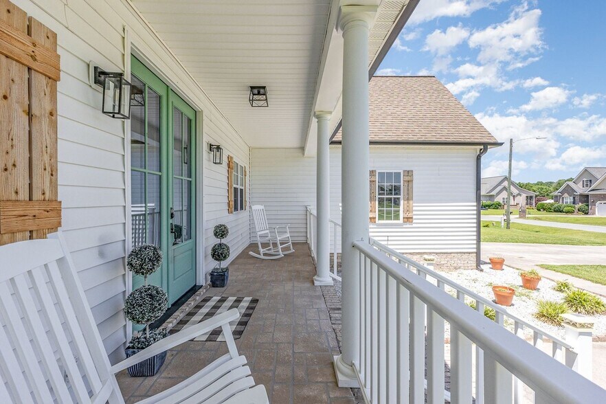 Building Photo - 305 Maddux Dr