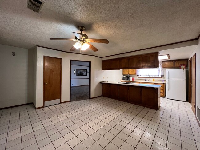 Building Photo - 3 Bedroom 2 Bathroom House with RV Parking...