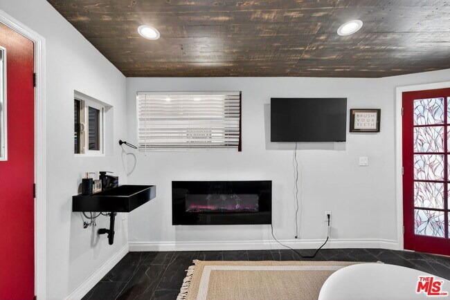 Building Photo - 1200 Tamarind Ave