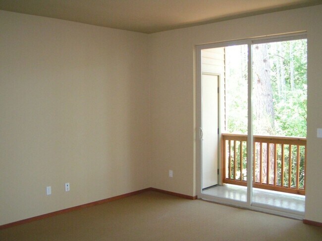 Building Photo - Spacious 2 Bed 2.5 Bath Townhome with Attached Garage in Cle Elum