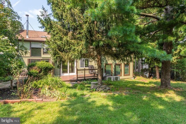 Building Photo - 7 Belaire Way