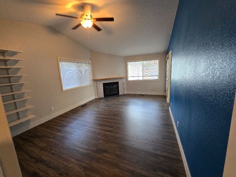 Building Photo - 2516 S Sumac Ln