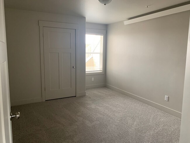 Building Photo - Modern and Open 3 Bedroom, 2 Bathroom Apartment for Rent in Idaho Falls by Real Property Manageme...