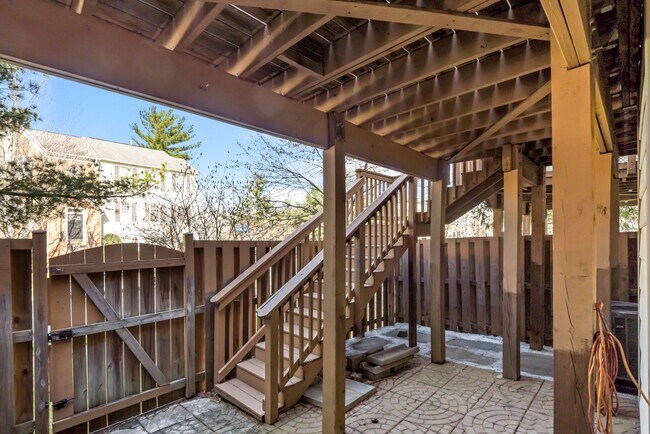 Building Photo - 8015 Merry Oaks Ln