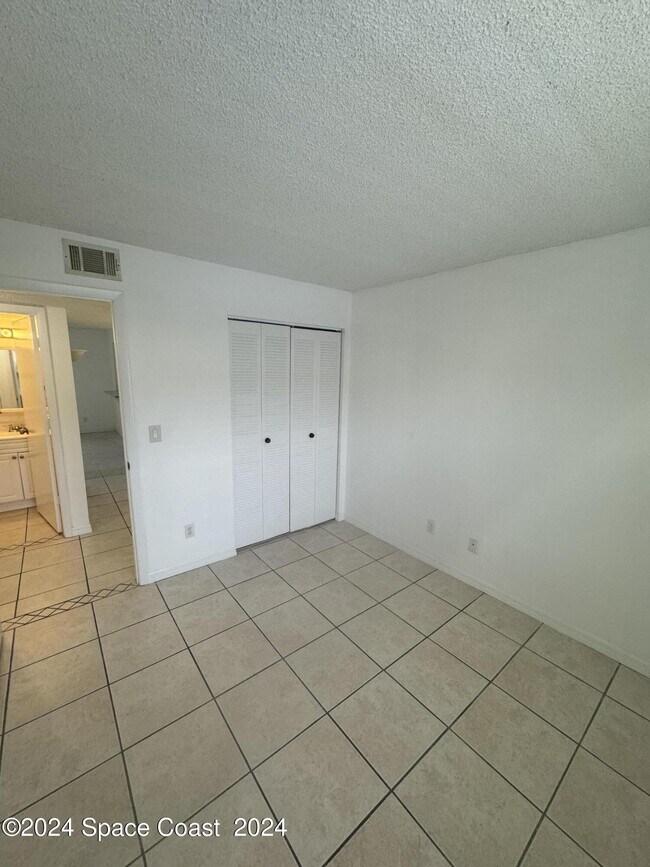 Building Photo - 592 N Wickham Rd