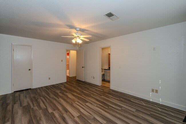 Building Photo - 5975 Meadow Way