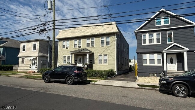 Building Photo - 633 Maple Ave