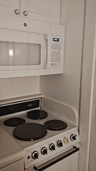 Building Photo - 28 Cedar St