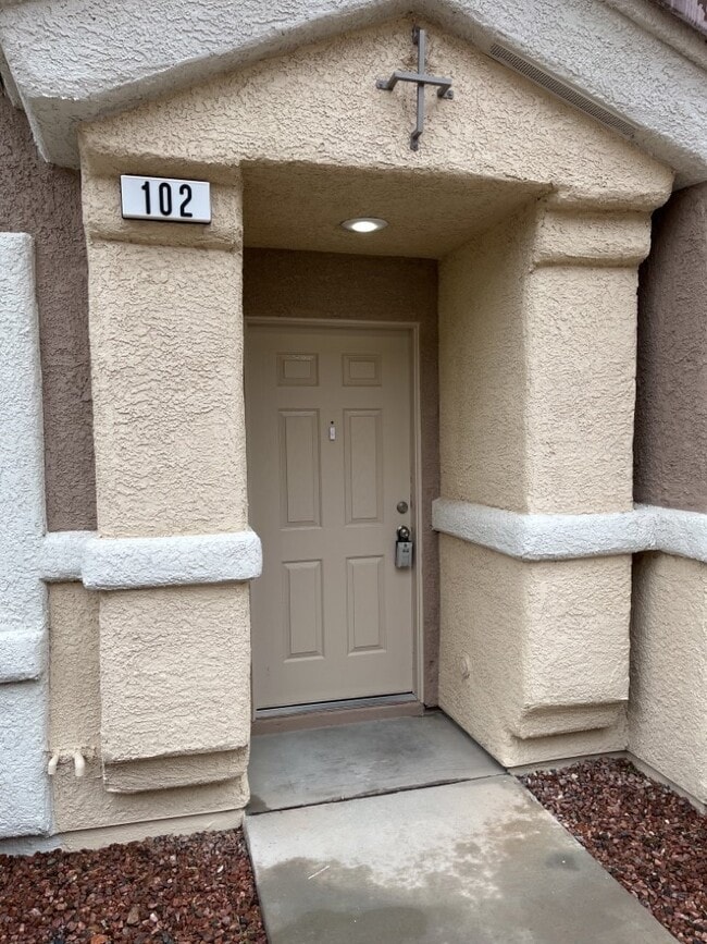 Building Photo - SPACIOUS 3-BEDROOM 2 1/2 BATH TOWNHOME IN GATED COMMUNITY