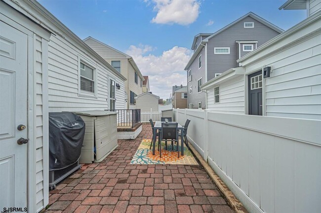 Building Photo - 112 N Argyle Ave