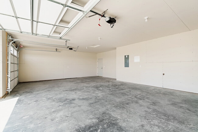 Building Photo - 913 Mission Oaks Dr