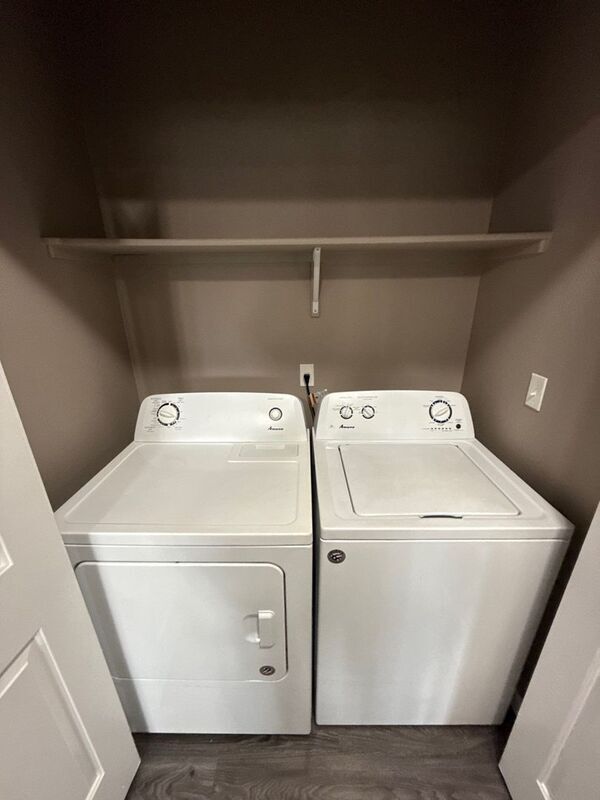 Building Photo - 4261 Hawthorne Ave NE