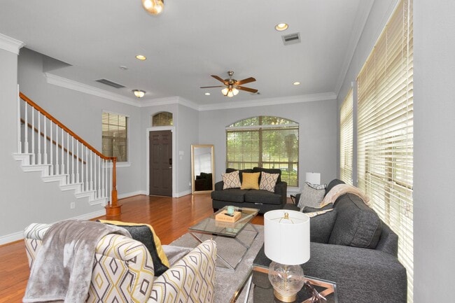 Building Photo - 9038 Lakes Dr