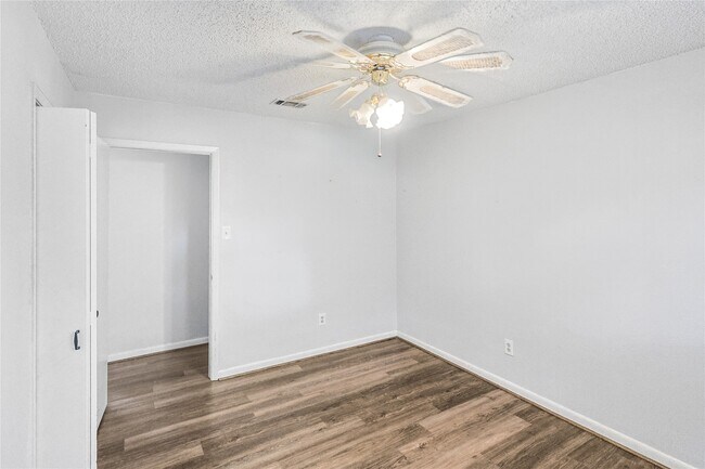 Building Photo - 2719 Meadow Ln