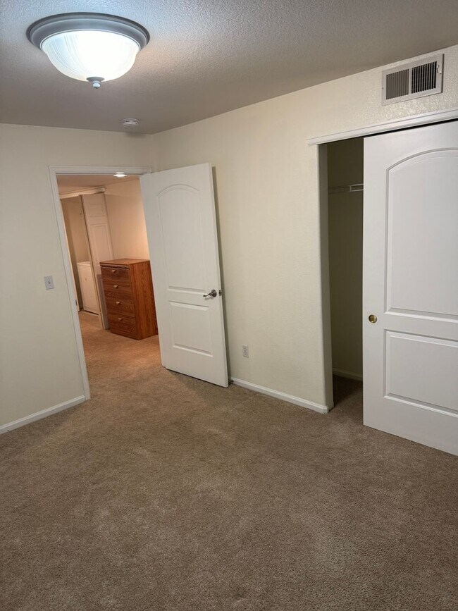 Building Photo - Large Open Plan 2 Bedroom 2 Bathroom Home