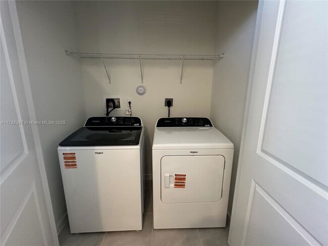 Building Photo - 822 SW 11th Ter