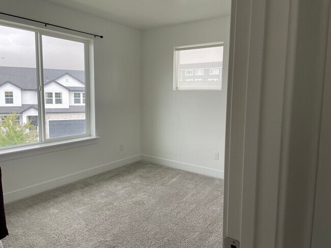 Building Photo - 98 N Stone Gate Dr