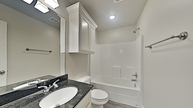 Building Photo - 3 Bedroom 2 Bath 2 Car Garage Duplex in Gr...
