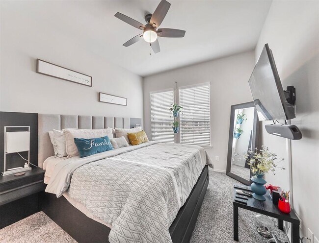 Building Photo - 17023 Canosa Dr