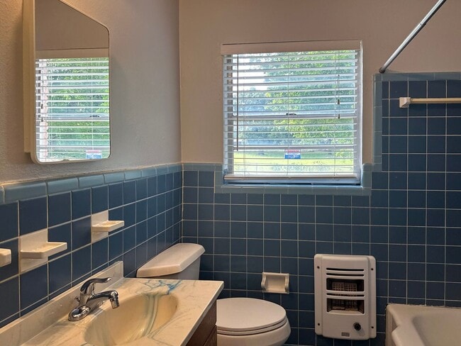 Building Photo - 3 Bedroom / 2 Bathroom