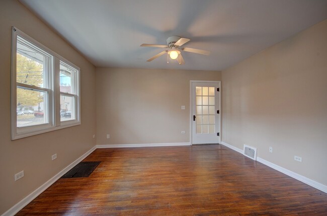 Building Photo - Charming updated 2 bd 1 ba bungalow