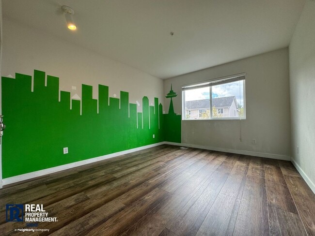Building Photo - Spacious 5-Bedroom Home with 3-Car Garage & Fenced Yard in Kent!!
