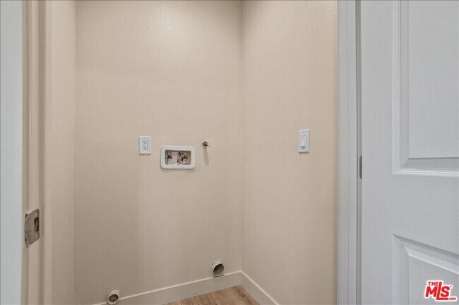 Building Photo - 707 W 80th St