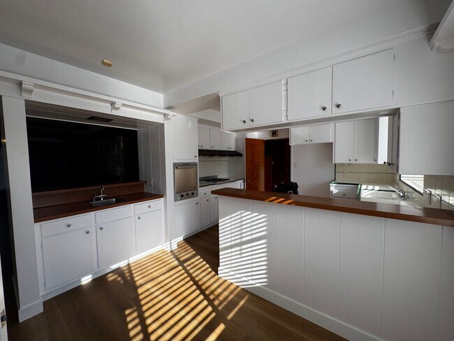 Building Photo - SPACIOUS 3 BEDROOM 2.5 BATH IN THE HEART OF LOS FELIZ