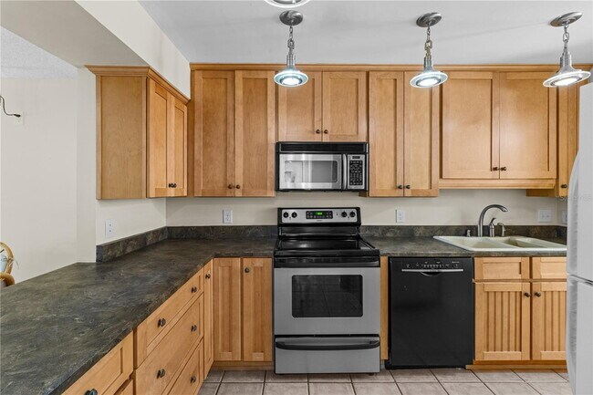 Building Photo - 2851 SW 32nd Ave
