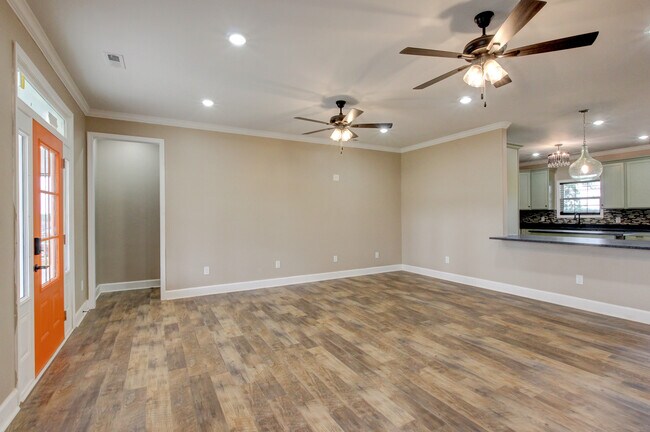Building Photo - 135 Riverbend Dr