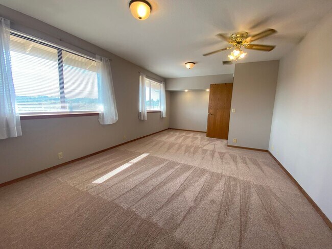 Building Photo - Great Location in Folsom-4 Bedroom Home!!