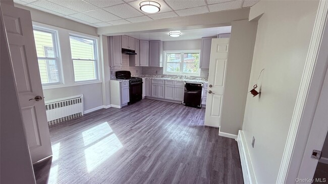 Building Photo - 142 Smith St