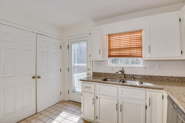 Building Photo - 110 Spring Oak Ln