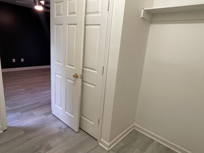 Building Photo - 1402