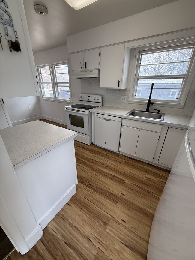 Building Photo - 628 3rd Ave NW